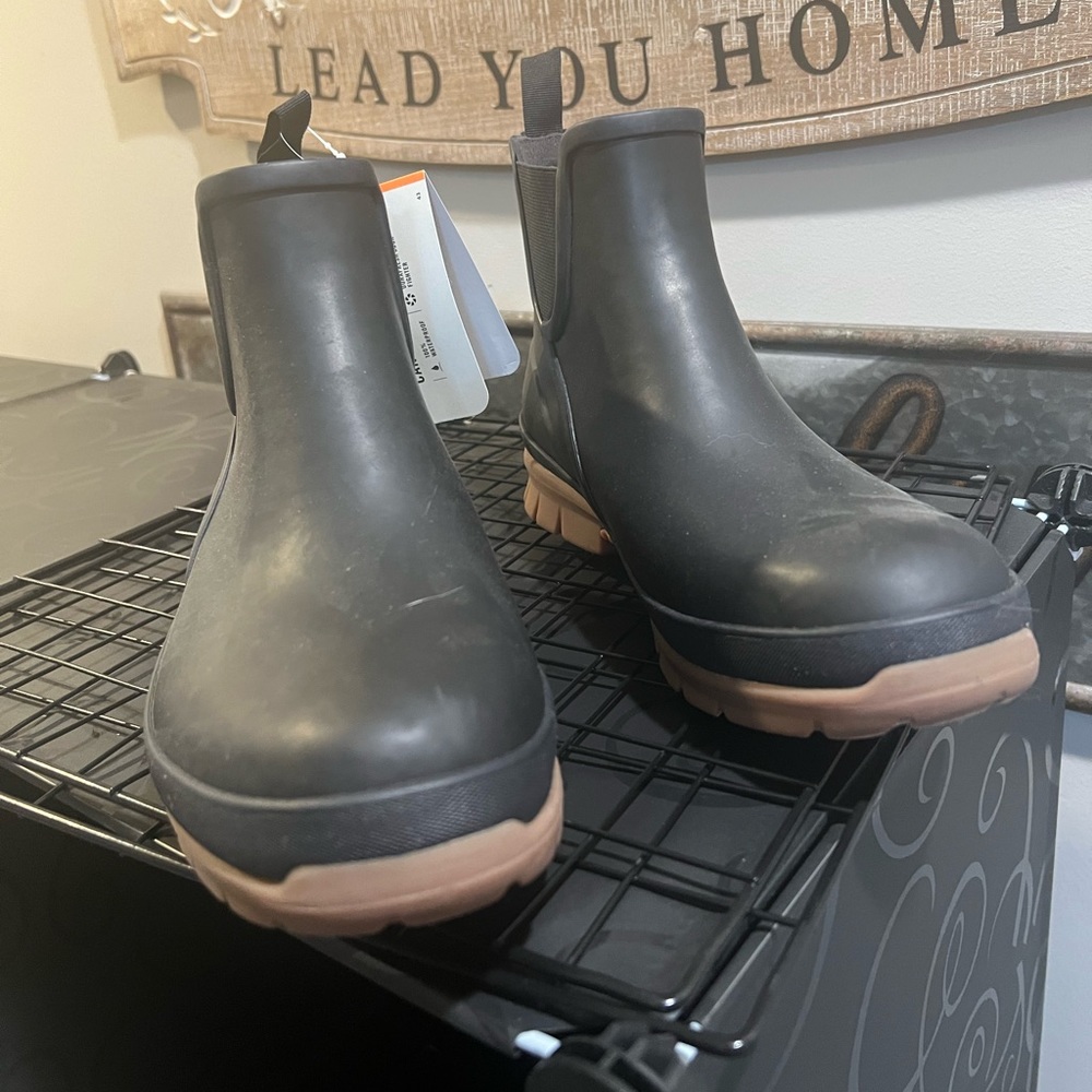 NWT Bog boots Women Size 10